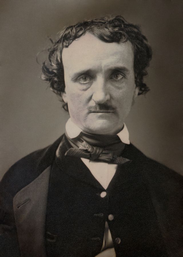 Retrato fotográfico de Edgar Allan Poe en 1849: hombre de pelo oscuro y bigote, con levita y corbatín, mirando de frente.